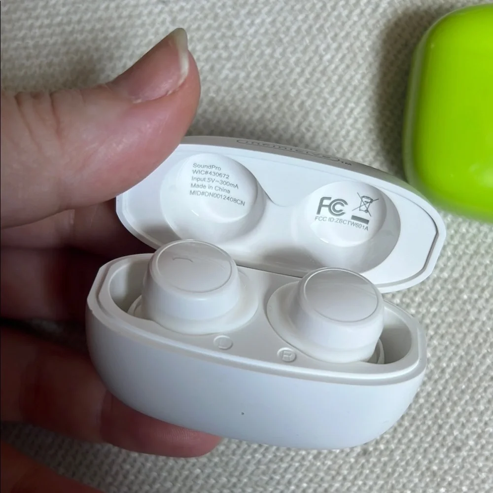 ****BRAND NEW*** off brand Green and White Wireless Earbuds with‎ Charging Case - Picture 3 of 4